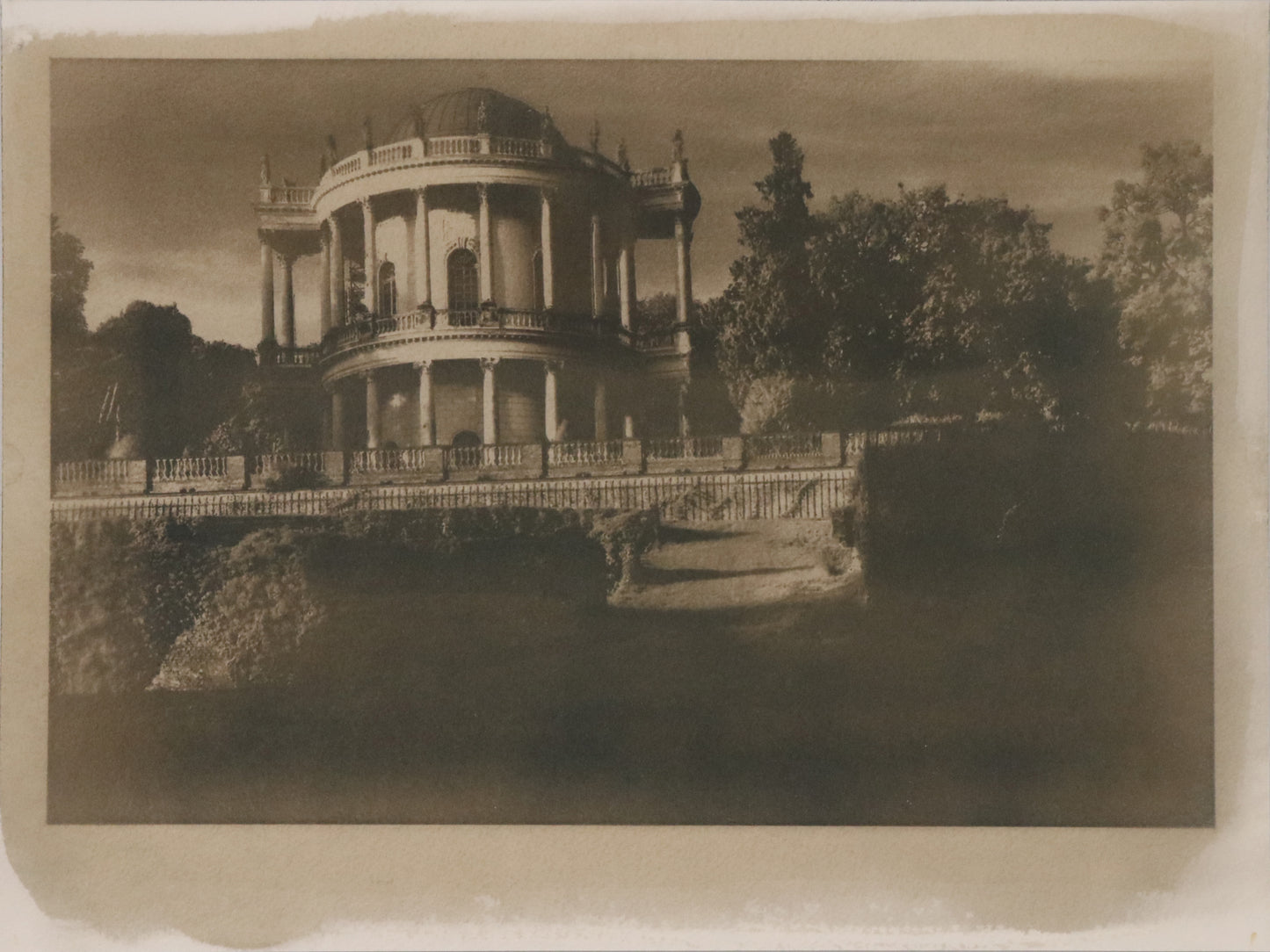 Original Fotografie, von Uwe Paul Schulze, Titel „Belvedere Klausberg“ – Ansicht vom Belvedere in Potsdam, in Schutzhülle, erhältlich bei What The Artist Made