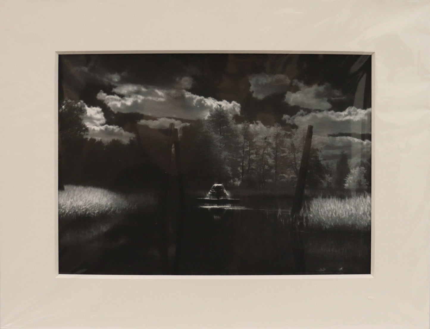 Original Fotografie, von Uwe Paul Schulze, Titel „Fontaene“ – Ansicht einer Fontäne mit Seelandschaft, Fotografie auf Papier, in Schutzhülle, erhältlich bei What The Artist Made