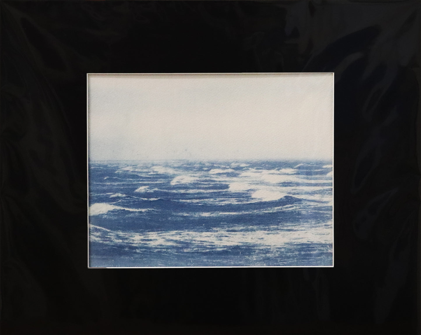 Original Cyanotypie Fotografie, von Uwe Paul Schulze, ohne Titel – Ansicht von leichten Wellen auf dem Meer, weißer Himmel. Cyanotypie auf Papier, in Schutzhülle, mit schwarzem Passepartout, erhältlich bei Galerie Waldbach - What The Artist Made