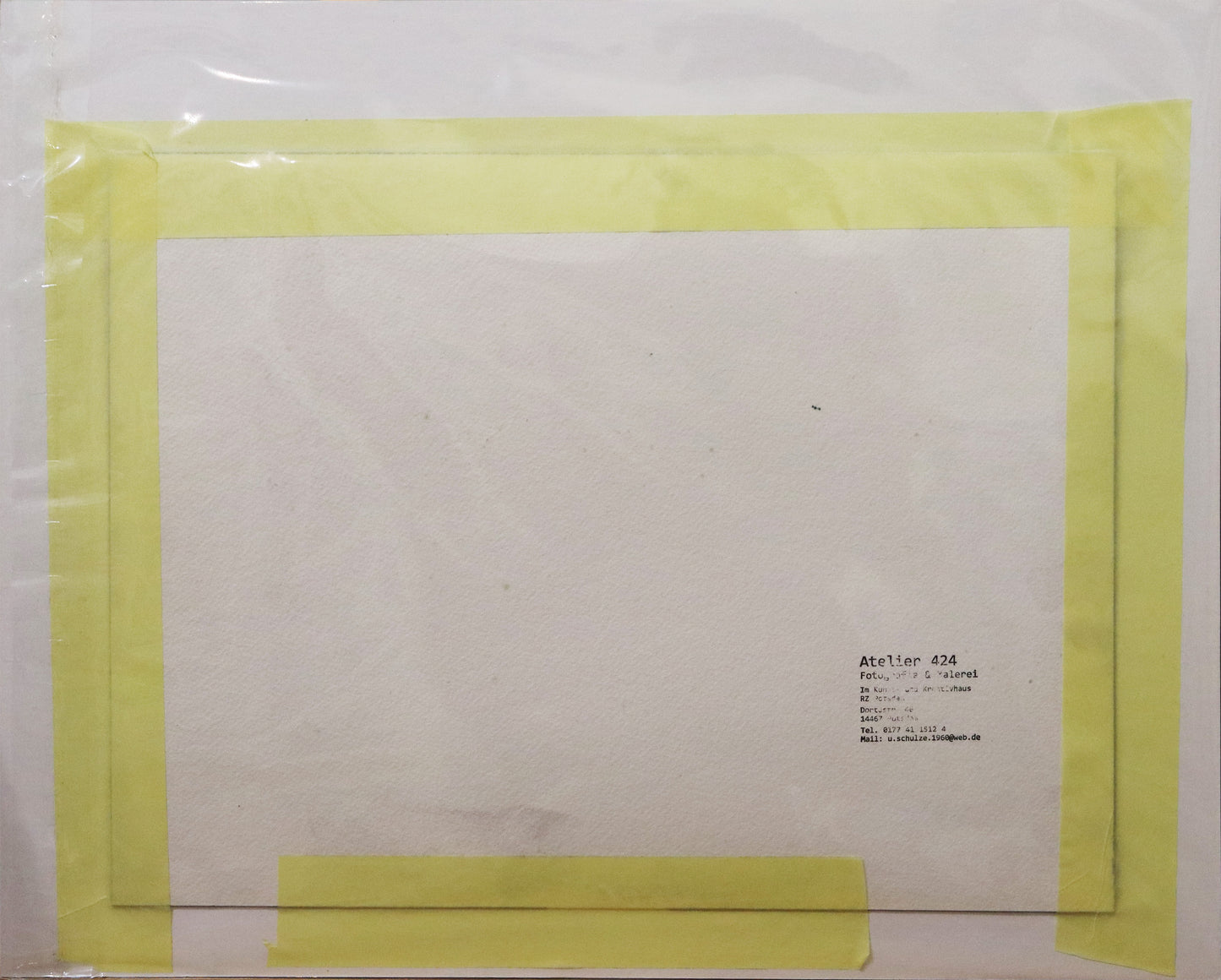 Original Cyanotypie Fotografie, von Uwe Paul Schulze, ohne Titel – Ansicht der Rückseite, eingefasst im Passepartout. Stempel von "Atelier 424". Cyanotypie auf Papier, in Schutzhülle, mit schwarzem Passepartout, erhältlich bei Galerie Waldbach - What The Artist Made