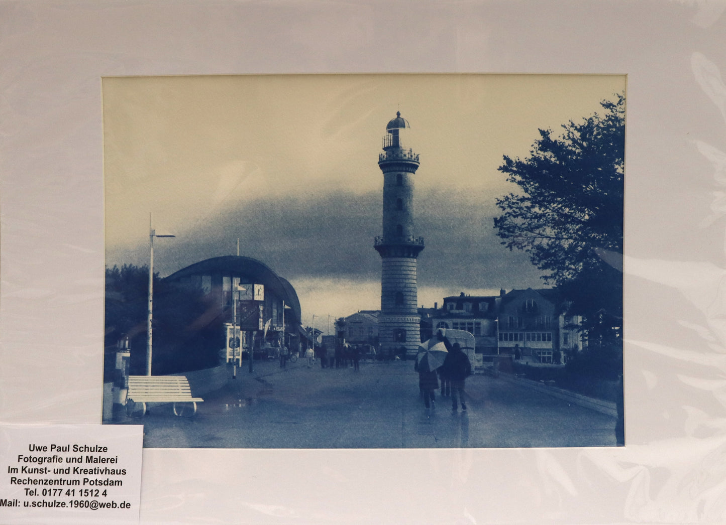 Original Cyanotypie Fotografie, von Uwe Paul Schulze, Titel „Warnemünde“ – Ansicht von Warnemünde mit Leuchtturm und Promenade, Cyanotypie auf Papier, in Schutzhülle, erhältlich bei What The Artist Made