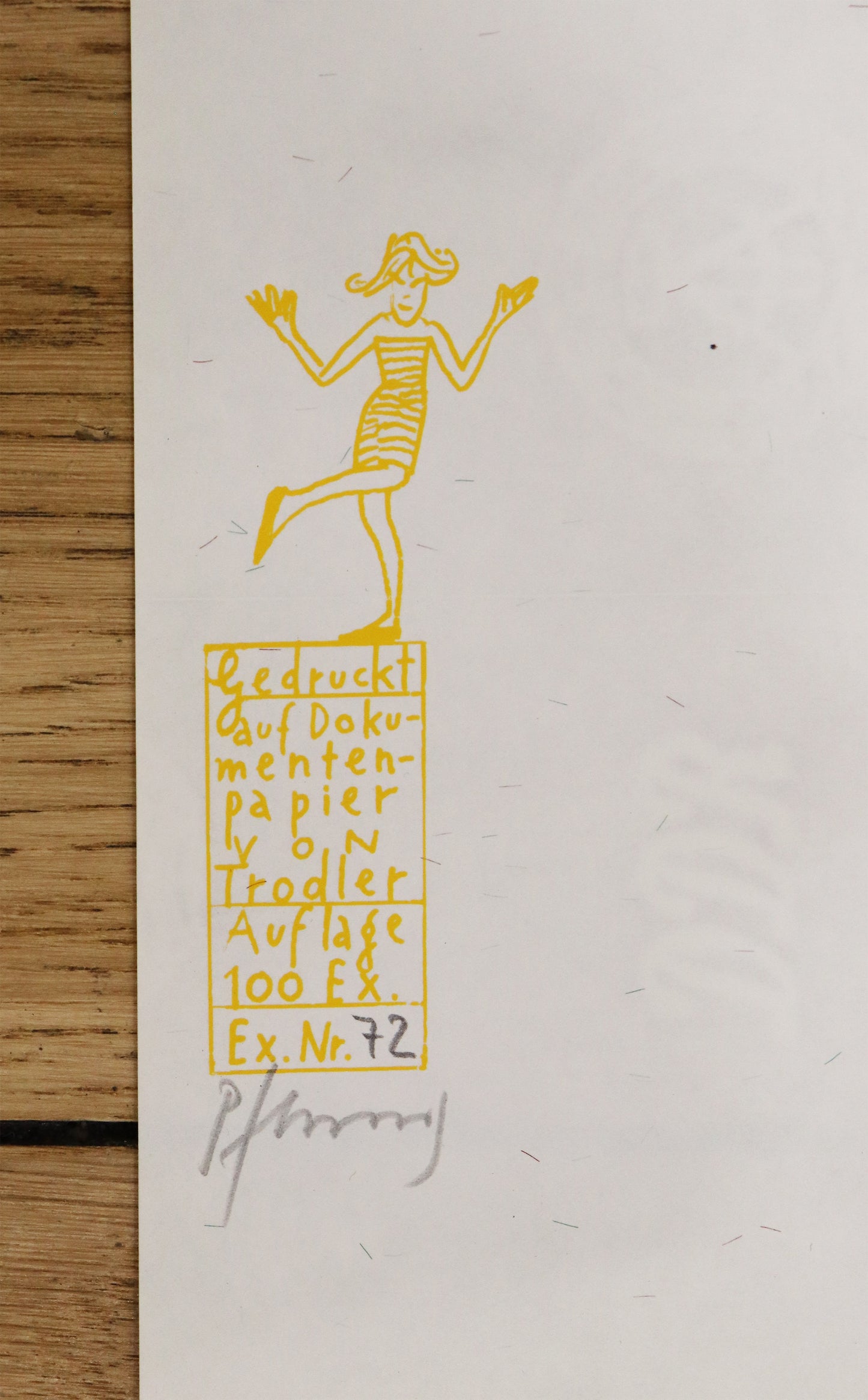 Druck Edition Trodler, von Wolf-Dieter Pfennig, Titel „Drei Affen“ – Detailaufnahme der Vignette von Trodler und Exemplarnummer, in gelb, Original Signatur Pfennig, Galerie Waldbach - What The Artist Made