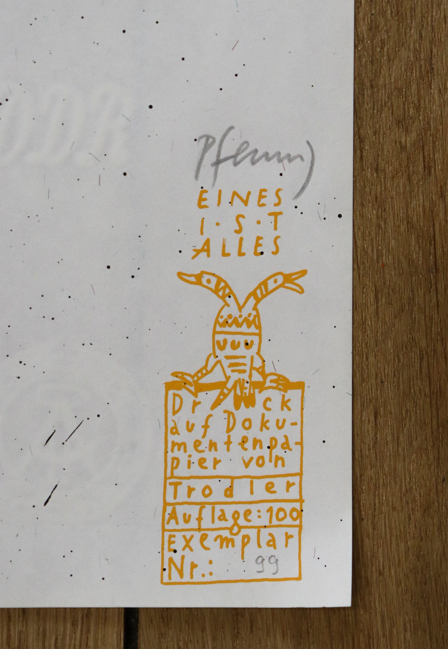 Druck Edition Trodler, von Wolf-Dieter Pfennig, Titel „Eines ist Alles“ – Detailaufnahme der Vignette von Trodler und Exemplar-Nummer, Signatur, in gelb-orange, Galerie Waldbach - What The Artist Made