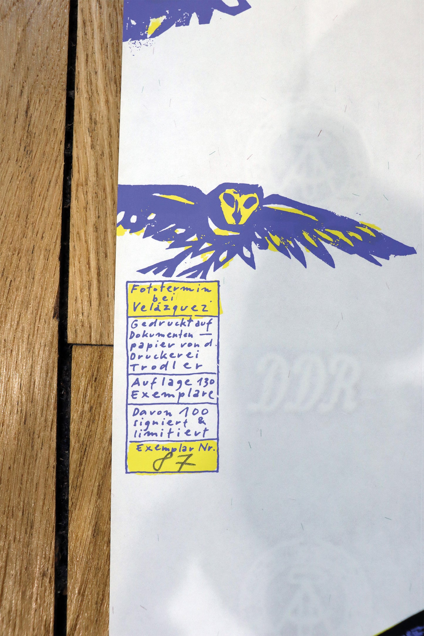 Druck Edition Trodler, von Wolf-Dieter Pfennig, Titel „Fototermin bei Velazques“ – Detailaufnahme der Vignette von Trodler und Exemplar-Nummer, in violett und gelb, Galerie Waldbach - What The Artist Made