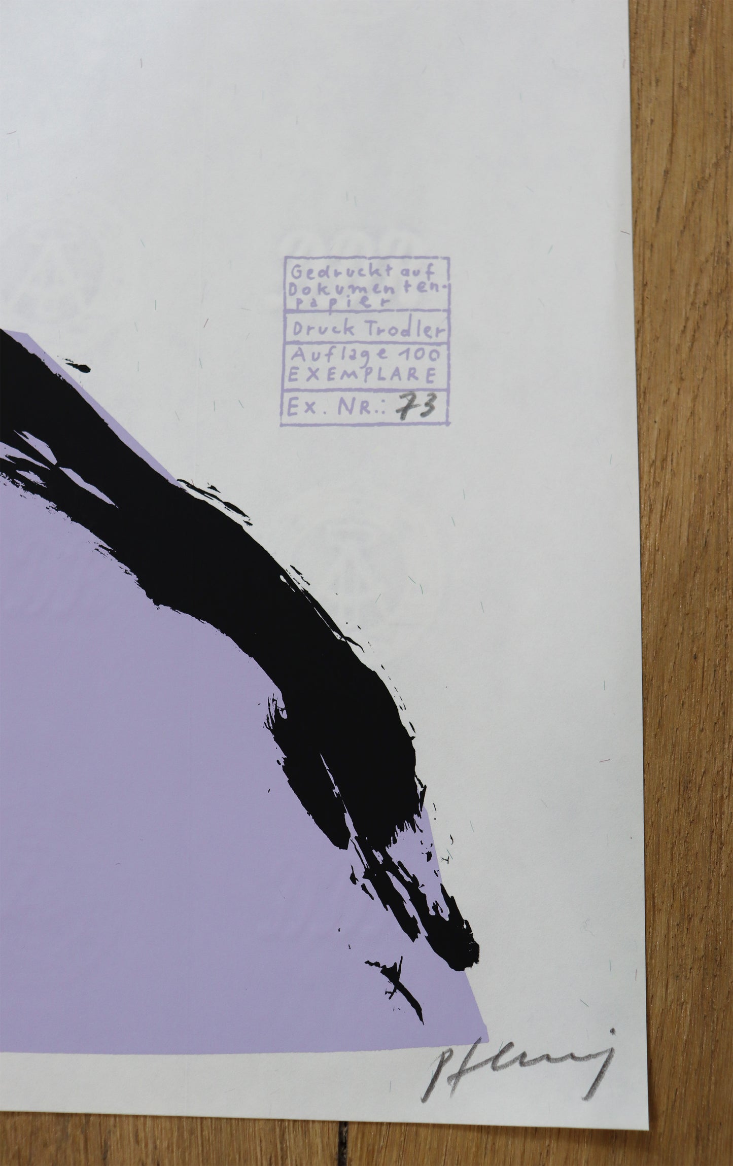 Druck Edition Trodler, von Wolf-Dieter Pfennig, Titel „Franz K.“ – Detailaufnahme der Vignette von Trodler und Exemplar-Nummer, in hellem violett und Original Signatur, Galerie Waldbach - What The Artist Made