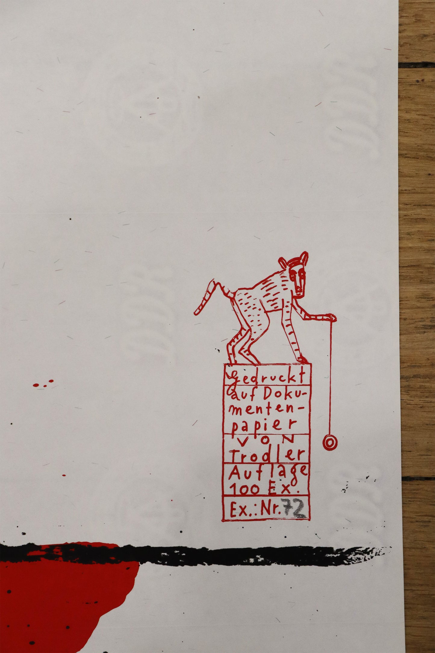 Druck Edition Trodler, von Wolf-Dieter Pfennig, Titel „Pferd und Reiter – Detailaufnahme der Vignette von Trodler und Exemplarnummer, in rot, Galerie Waldbach - What The Artist Made