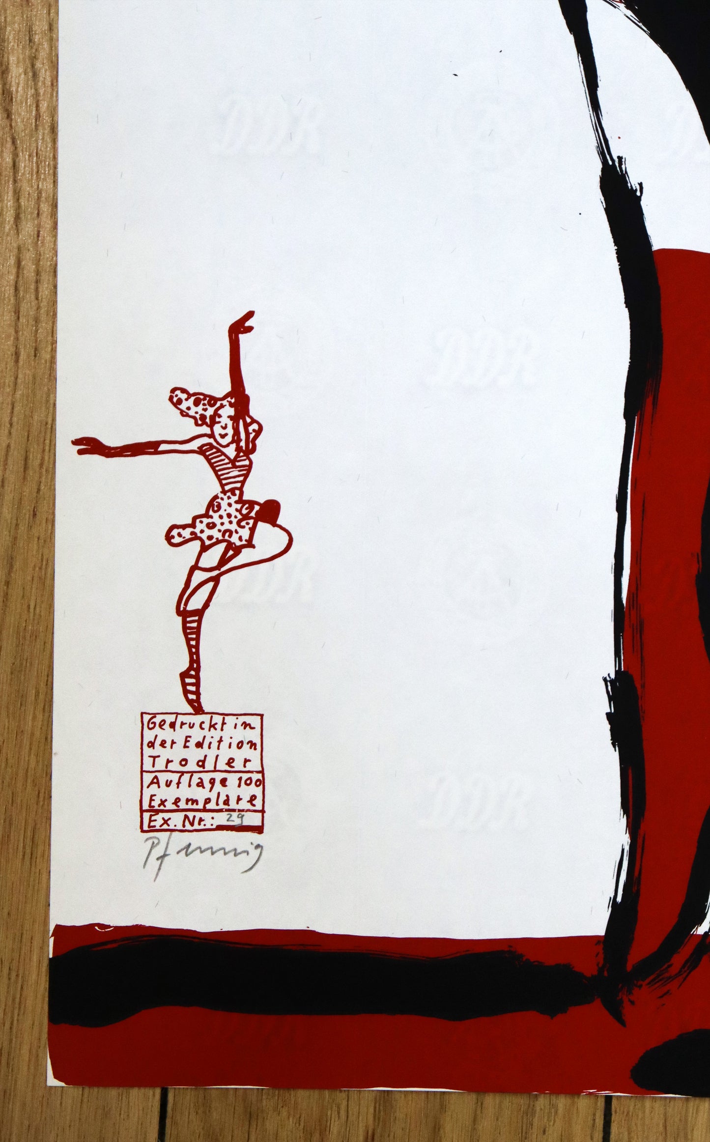 Druck Edition Trodler, von Wolf-Dieter Pfennig, Titel „Tänzerinnen“ – Detailaufnahme der Vignette von Trodler und Exemplar-Nummer, in rot und Signatur, Galerie Waldbach - What The Artist Made