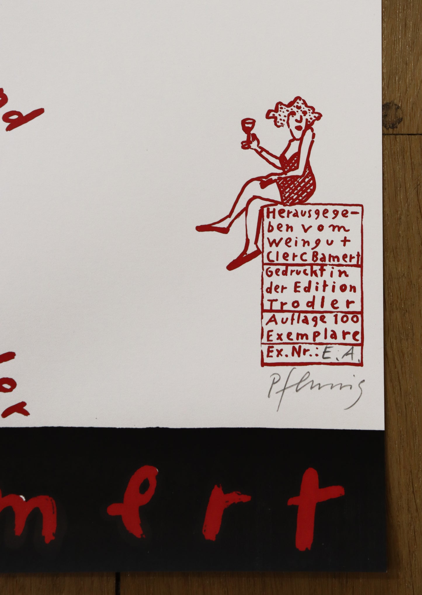 Druck Edition Trodler, von Wolf-Dieter Pfennig, Titel „Weingut Hofladen“ – Detailaufnahme der Vignette von Trodler und Originalsignatur von Pfennig, in rot, Galerie Waldbach - What The Artist Made
