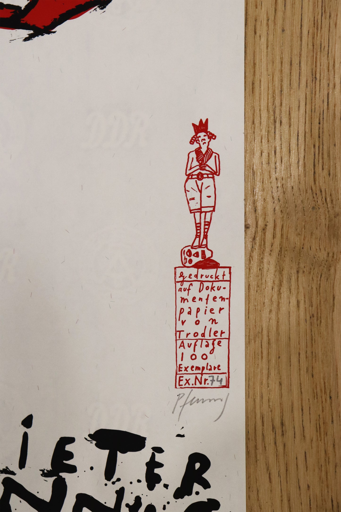 Druck Edition Trodler, von Wolf-Dieter Pfennig, Titel „Wismar, New Orleans“ – Detailaufnahme der Vignette von Trodler und Exemplarnummer, in rot, Original Signatur Pfennig, Galerie Waldbach - What The Artist Made