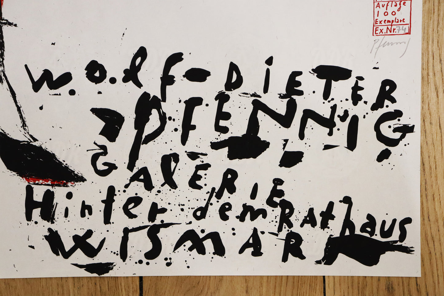 Druck Edition Trodler, von Wolf-Dieter Pfennig, Titel „Wismar, New Orleans“ – Detailaufnahme des Schriftzugs der beworbenen Ausstellung, Galerie Waldbach - What The Artist Made