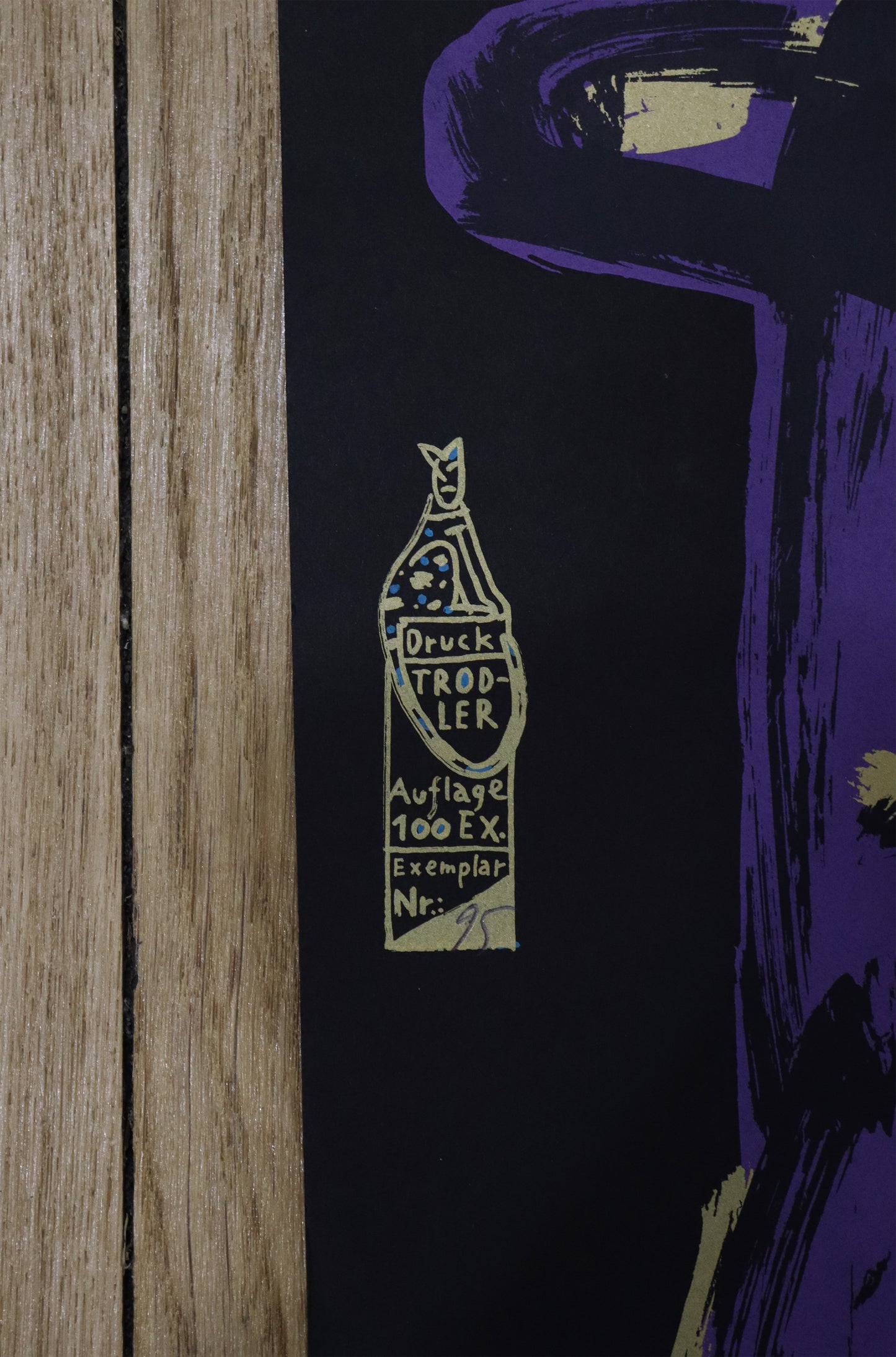 Druck Edition Trodler, von Wolf-Dieter Pfennig, Titel „Zwei Katzen“ – Detailaufnahme der Vignette von Trodler in gold/blassem gelb, Galerie Waldbach - What The Artist Made