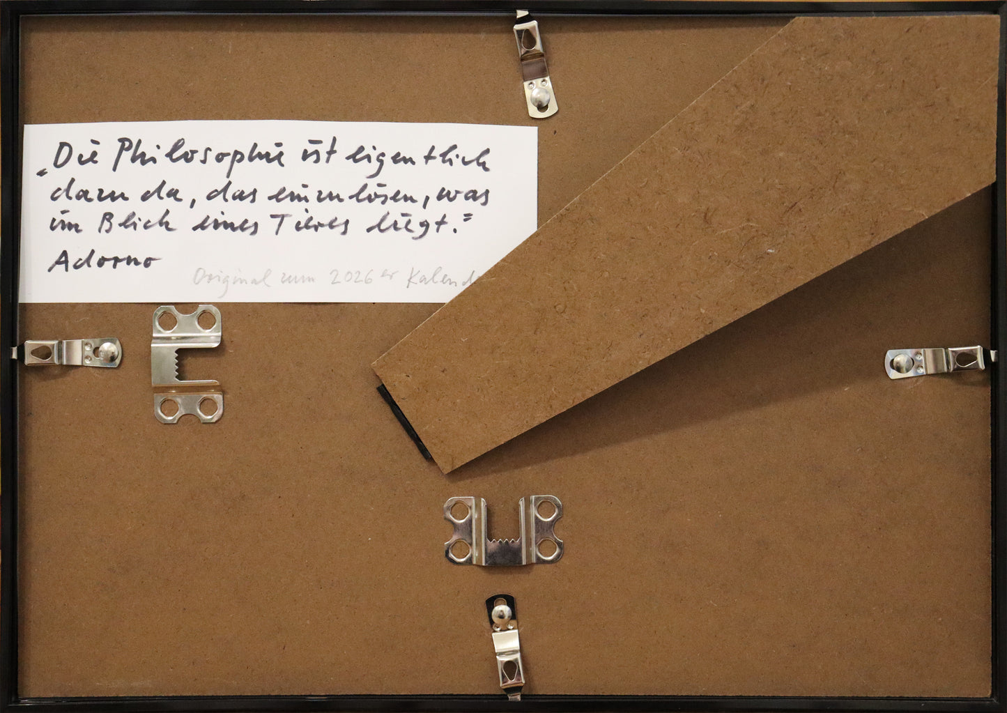 Original Mixed-Media-Malerei von Wolf-Dieter-Pfennig, Titel „Die Philosophie ist eigentlich dazu da, das einzulösen, was im Blick eines Tieres liegt. Adorno“ – Detailansicht der Rückseite des Rahmens, Mixed Media auf Papier, signiert, erhältlich bei Galerie Waldbach, What the Artist Made