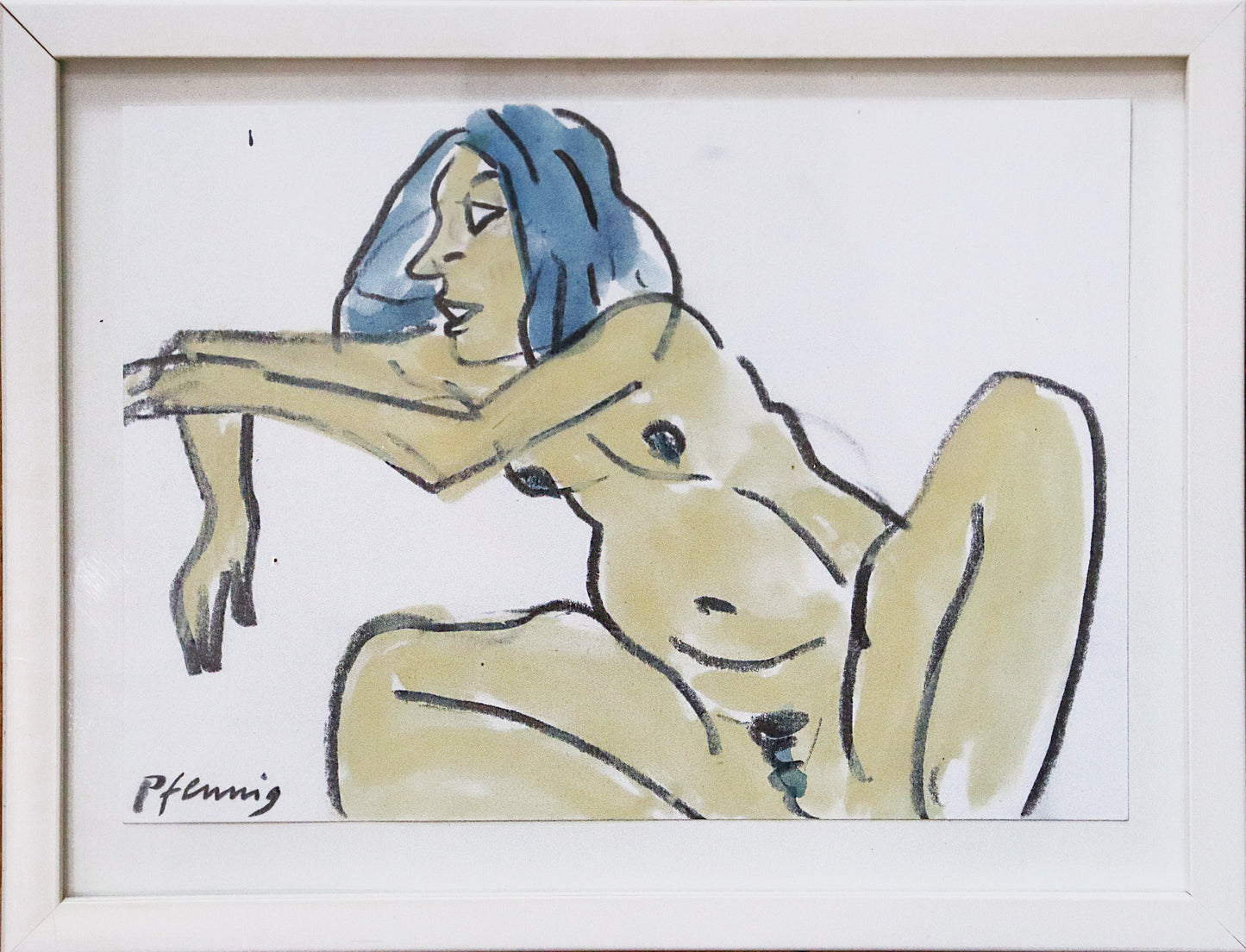 Original Mixed-Media-Malerei von Wolf-Dieter-Pfennig, ohne Titel – expressive Darstellung einer unbekleideten Frau, in Hocke sitzend, angelehnt und den Arm zur Seite ausstreckend. Sie schaut zur Seite, das Gesicht ist im Seitenprofil. In blassen Blautönen, Gelb und schwarz. Mixed Media auf Papier, signiert, erhältlich bei Galerie Waldbach, What the Artist Made