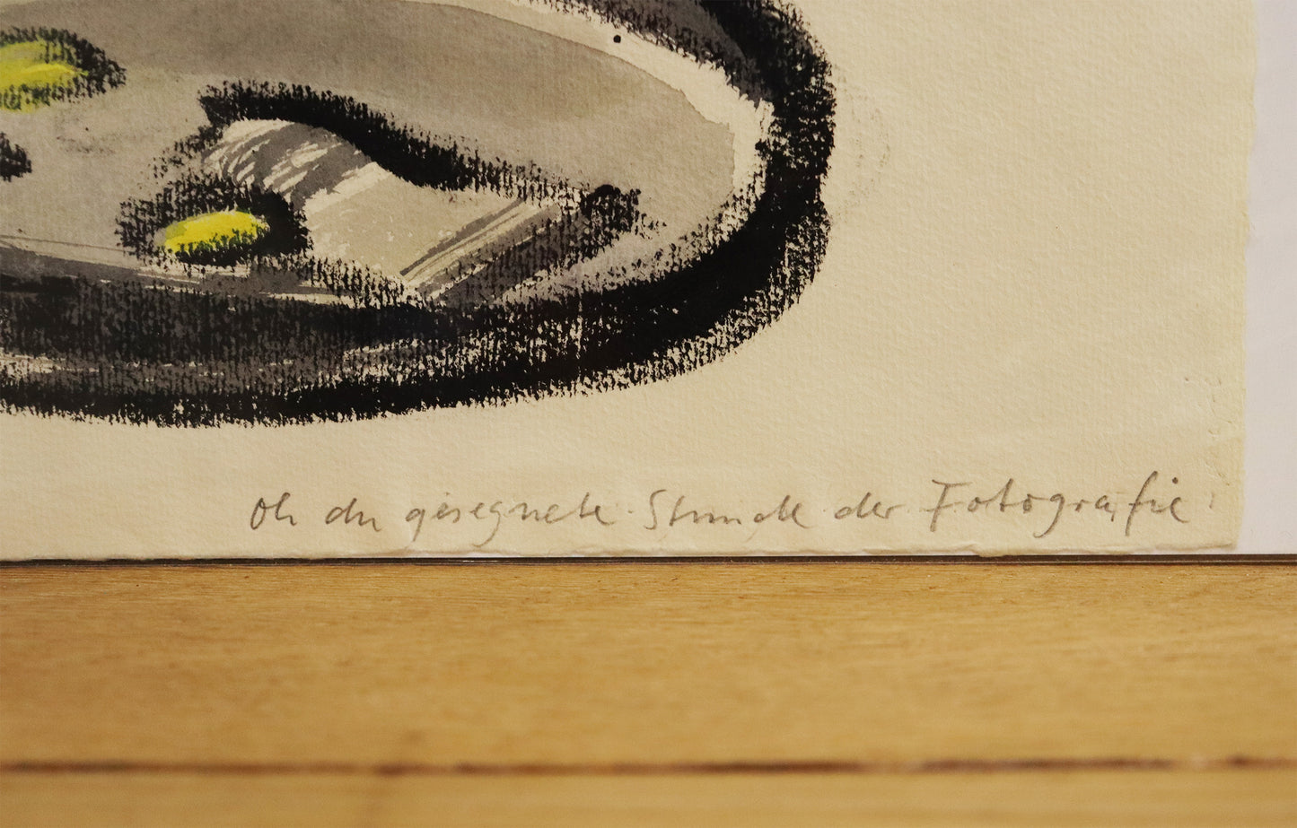 Original Mixed-Media-Malerei von Wolf-Dieter-Pfennig, Detailaufnahme des Titels, aufgeschrieben am Bildrand. Mixed Media auf Papier, signiert, erhältlich bei Galerie Waldbach, What the Artist Made