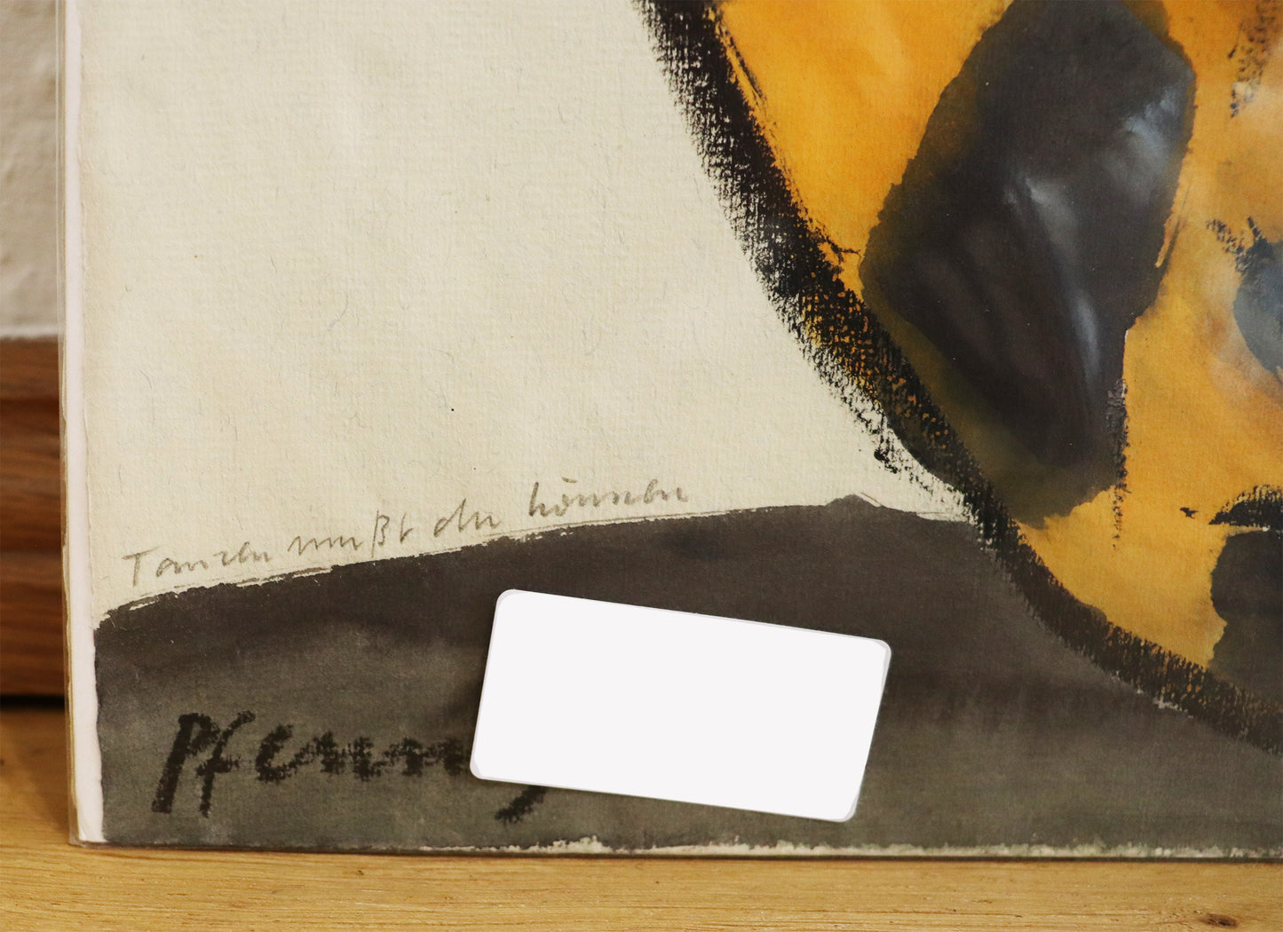 Original Mixed-Media-Malerei von Wolf-Dieter-Pfennig, Titel: „Tanzen musst du können“ – Detailansicht des Titels, aufgeschrieben am linken Bildrand. Mixed Media auf Papier, signiert, erhältlich bei Galerie Waldbach, What the Artist Made