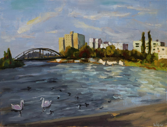 Original Öl-Malerei, Gemälde von Anastasia Wiggert, Titel „Havel“ – Blick auf die Eisenbahnbrücke der Havelbucht im Hintergrund mit Hochhäusern, im Vordergrund Schwäne und Wasservögel. Potsdamer Innenstadt -  Öl auf Platte, erhältlich bei Galerie Waldbach - What The Artist made