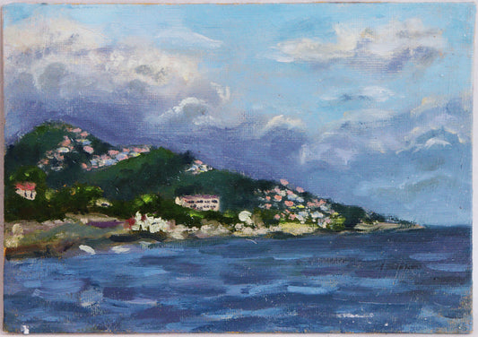 Original Öl-Malerei, Gemälde von Anastasia Wiggert, Titel „Küste“ – impressionistischer Blick auf eine Küstenszene mit Berg im Hintergrund, auf dem vereinzelte Dörfer erkennbar sind. Häuser im Mittelgrund entlang der Küstenlinie erkennbar. Blau als farblicher Schwerpunkt, Meer im Vordergrund. Öl auf Platte, erhältlich bei Galerie Waldbach - What The Artist Made
