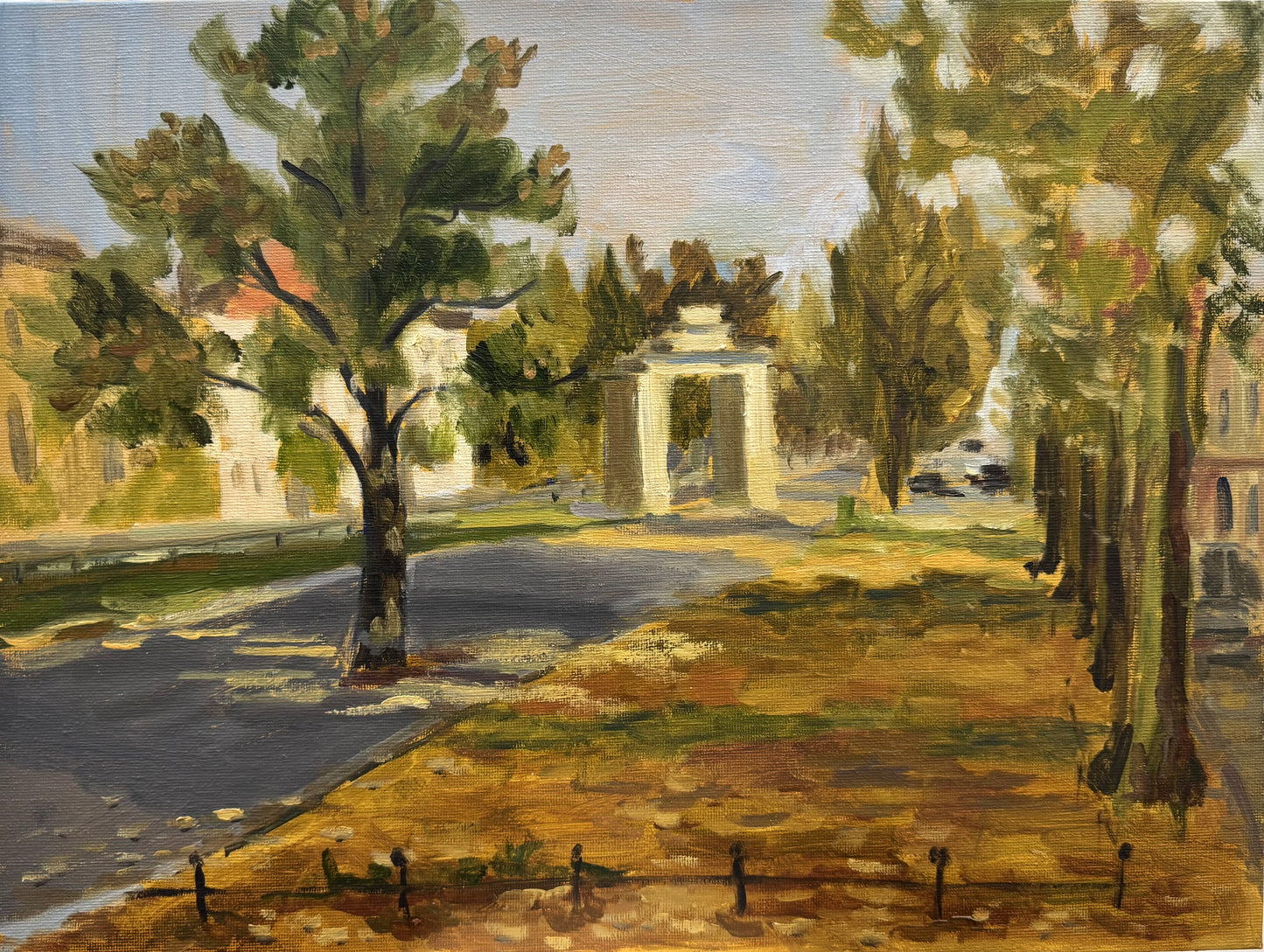Original Öl-Malerei, Gemälde von Anastasia Wiggert, Titel „Jägertor“ – Park-Landschaft mit barocker Stadt-Architektur im Hintergrund, Allee mit Bäumen, Schatten und Licht im Vordergrund, Potsdam Innenstadt -  Öl auf Platte, erhältlich bei What The Artist Made
