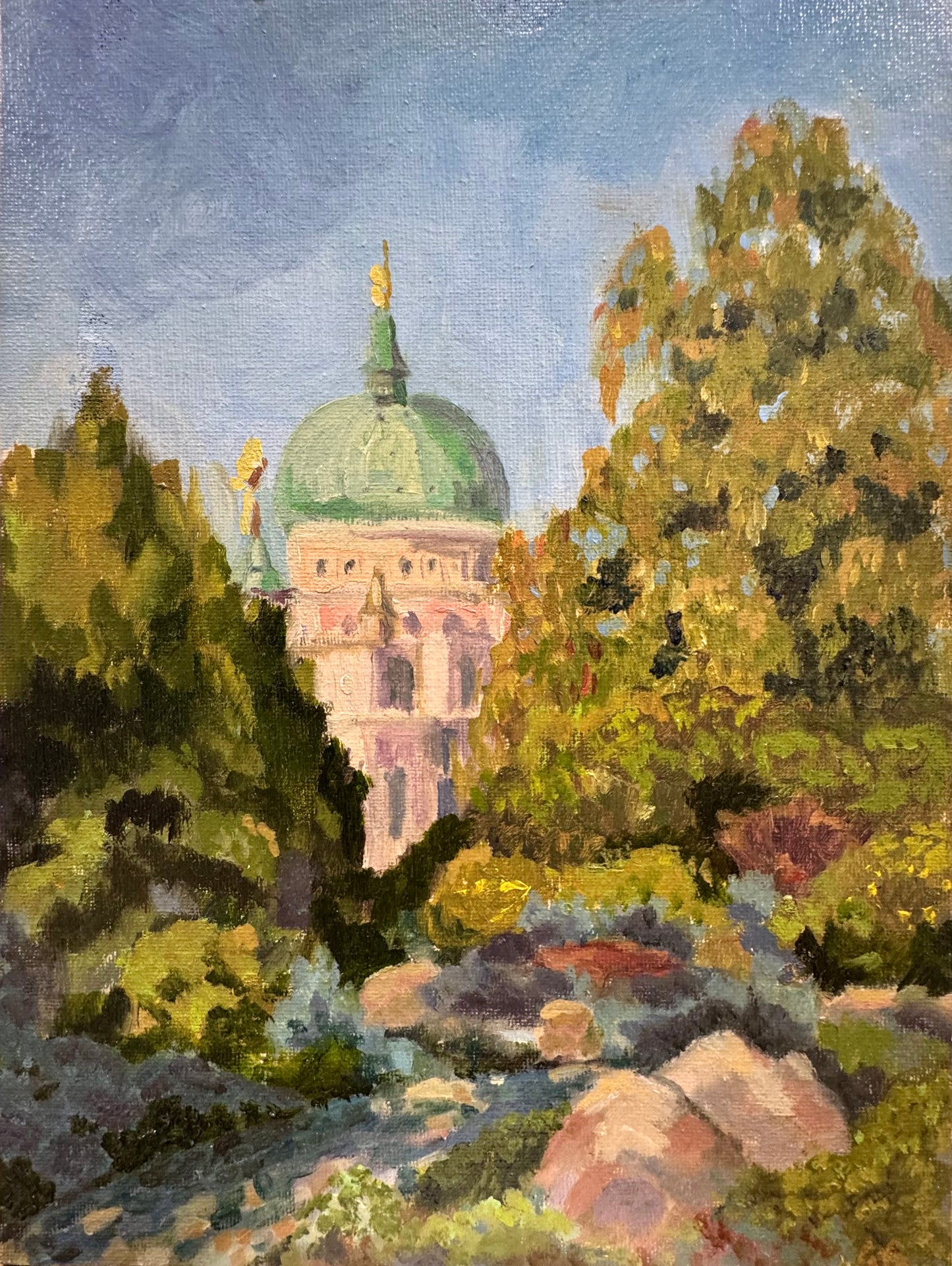 Original Öl-Malerei, Gemälde von Anastasia Wiggert, Titel „St. Nikolaikirche“ – Park-Landschaft mit barocker Stadt-Architektur, historisch, Potsdam Blick durch Bäume auf Nikolaikirche und blauer Himmel, Öl auf Platte, erhältlich bei What The Artist Made