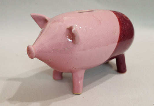 Original Keramik - Sparschwein von Anette Weber, lächelndes Schwein mit Münzeinwurf auf dem Rücken inkl. echtem Glückspfennig, verteilt auf der  Keramik sind Zahlen. Farbe in rosa und weinrot, erhältlich bei Galerie Waldbach - What The Artist Made