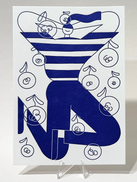 Letterpress Druck von Anne Albert, Titel „Field of flowers“. Modern, illustrative Darstellung einer Person mit langem Zopf, gestreiftem T-Shirt und dunkler Hose. Um die Person Blumen in reduzierter Form angeordnet. Farbvariante in Ultramarinblau, Druck auf Papier , erhältlich bei What The Artist made