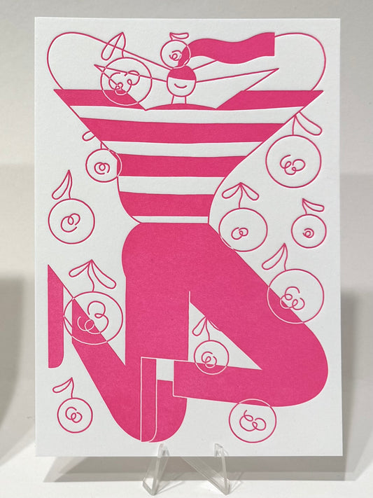 Letterpress Druck von Anne Albert, Titel „Field of flowers“. Modern, illustrative Darstellung einer Person mit langem Zopf, gestreiftem T-Shirt und dunkler Hose. Um die Person Blumen in reduzierter Form angeordnet. Farbvariante in Magenta/Pink, Druck auf Papier , erhältlich bei What The Artist made