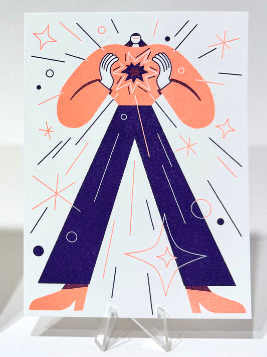 Riso Druck von Anne Albert, Titel „sparkle“. Reduzierte, illustrative Darstellung einer Person, stehend, einen Funken zwischen den Händen. Um sie herum Linienelemente, die Bewegung, Dynamik andeuten. Bildelemente gedruckt in orange und blauviolett, Risoprint Druck auf Papier , erhältlich bei What The Artist made