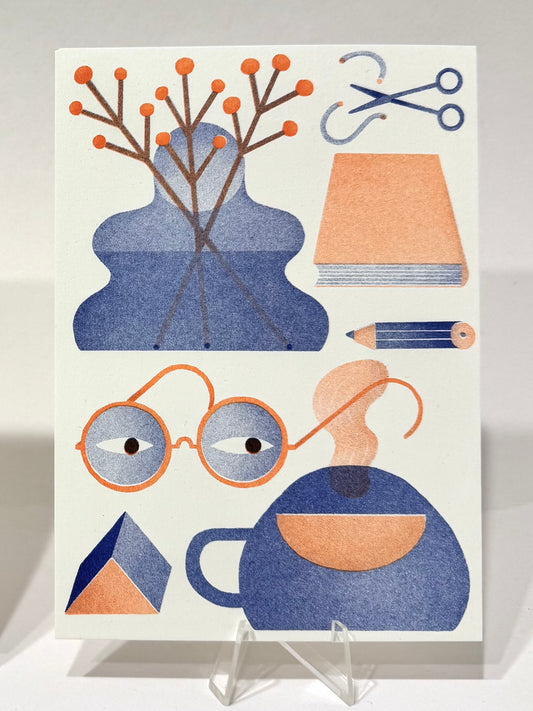 Riso Druck von Anne Albert, Titel „still life“. Reduzierte, illustrative Darstellung von Objekten, plakativ angeordnet: Blumen in Vase, Buch, Schere und Faden, Brille mit Augen, Kaffeetasse, Stift, Radiergummi, kreatives Stillleben, Bildelemente gedruckt in blau und orange, Risoprint auf Papier , erhältlich bei What The Artist made