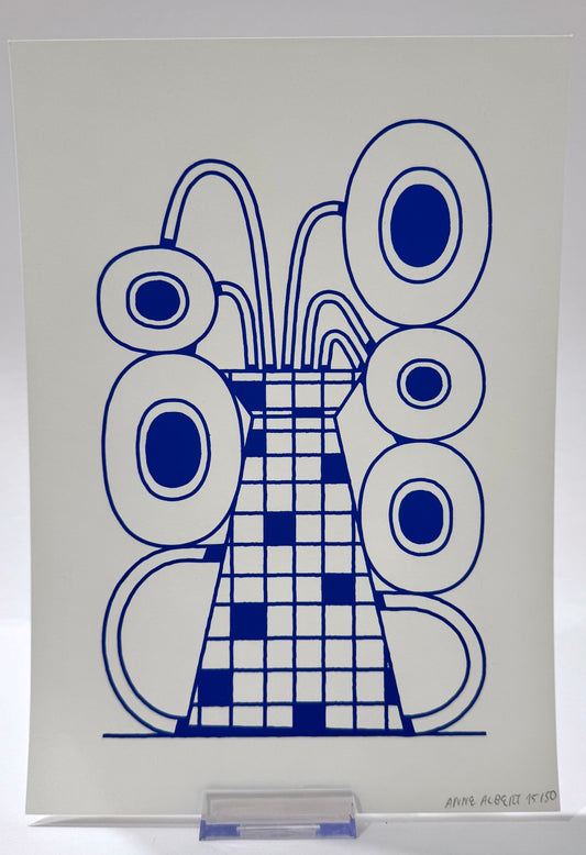Screen Print von Anne Albert, Titel „WabiSabi_01“. Reduzierte, illustrative Darstellung von Blumen/Pflanzen in einer Vase, die Blütenköpfe hängend, Bildelemente gedruckt in blau, Screen Print auf Papier , erhältlich bei What The Artist made