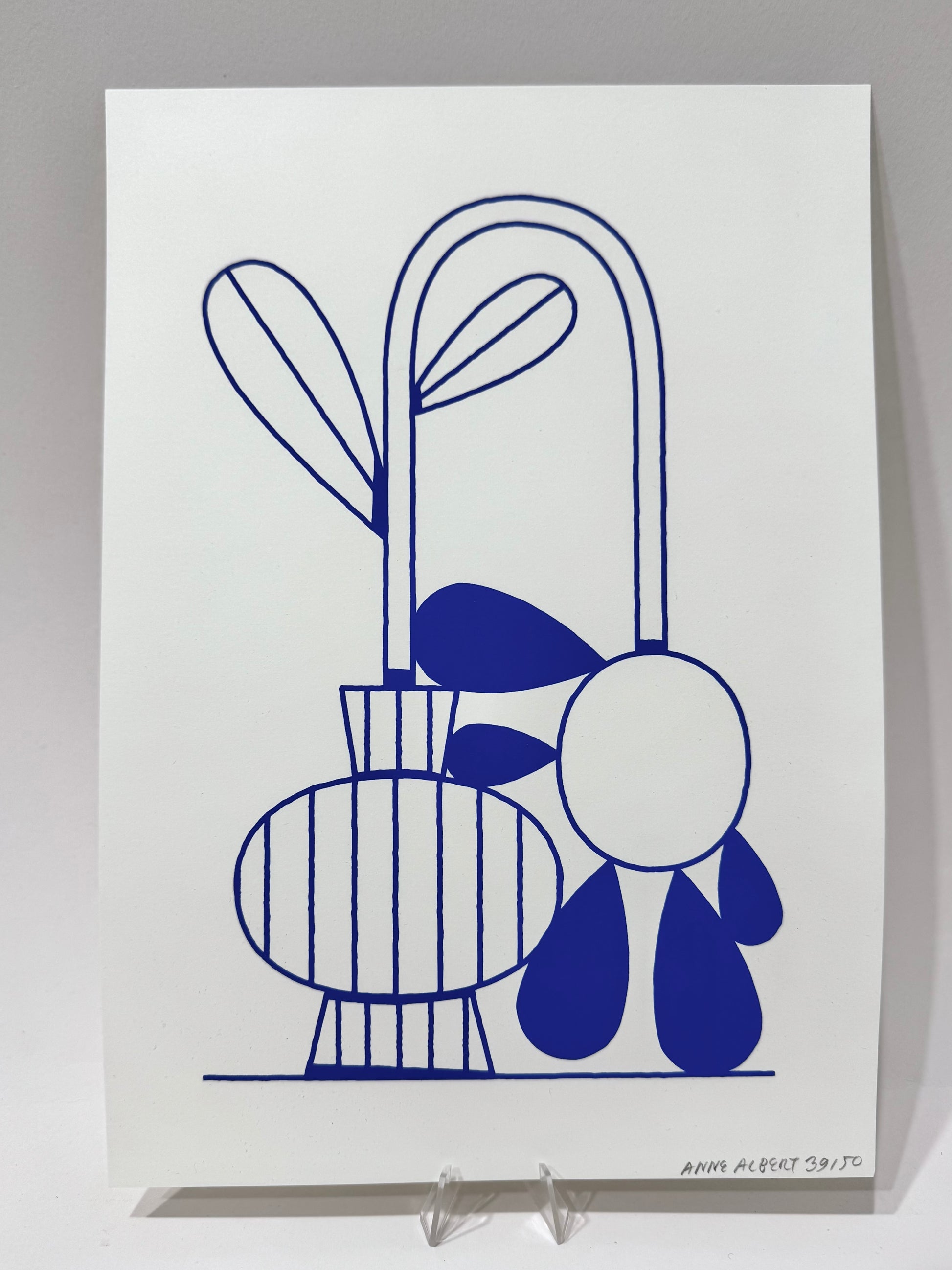 Screen Print von Anne Albert, Titel „WabiSabi_02“. Reduzierte, illustrative Darstellung einer Blume in einer Vase, den Blütenkopf bogenförmig nach unten hängend, Bildelemente gedruckt in blau, Screen Print auf Papier , erhältlich bei What The Artist made