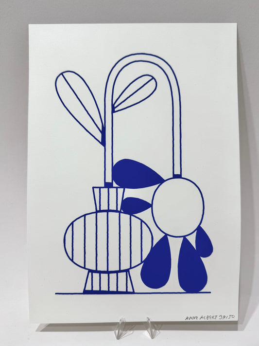 Screen Print von Anne Albert, Titel „WabiSabi_02“. Reduzierte, illustrative Darstellung einer Blume in einer Vase, den Blütenkopf bogenförmig nach unten hängend, Bildelemente gedruckt in blau, Screen Print auf Papier , erhältlich bei What The Artist made
