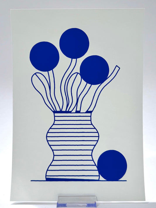 Screen Print von Anne Albert, Titel „WabiSabi_03“. Reduzierte, illustrative Darstellung von Pflanzen/Blumen in einer Vase, Blaue Kreise als Blütenköpfe, eine neben der Vase liegend, Bildelemente gedruckt in blau, Screen Print auf Papier , erhältlich bei What The Artist made