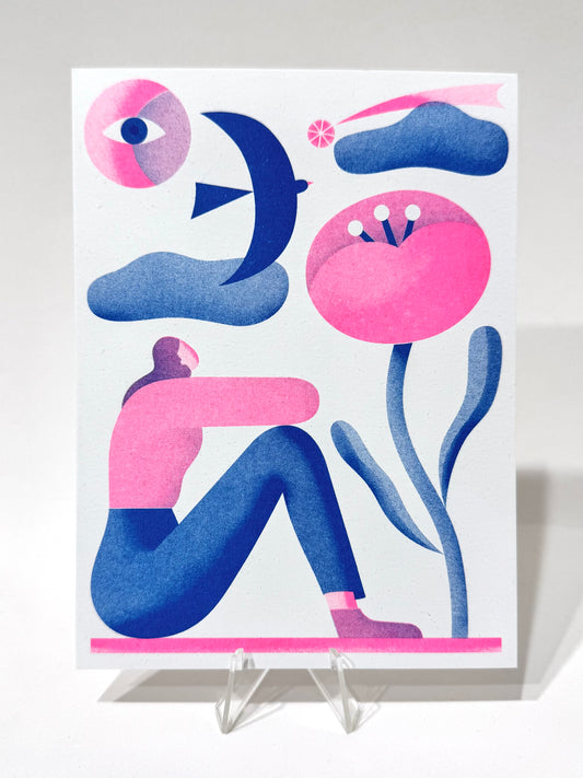 Riso Druck von Anne Albert, Titel „wishes“. Modern, illustrative Darstellung einer Frau, sitzend und in den angedeuteten Nachthimmel schauend. Mond mit Auge, Vogel und Wolken dargestellt, vor ihr eine riesige Blume. Bildelemente gedruckt in blau und rosa, Druck auf Papier , erhältlich bei What The Artist made