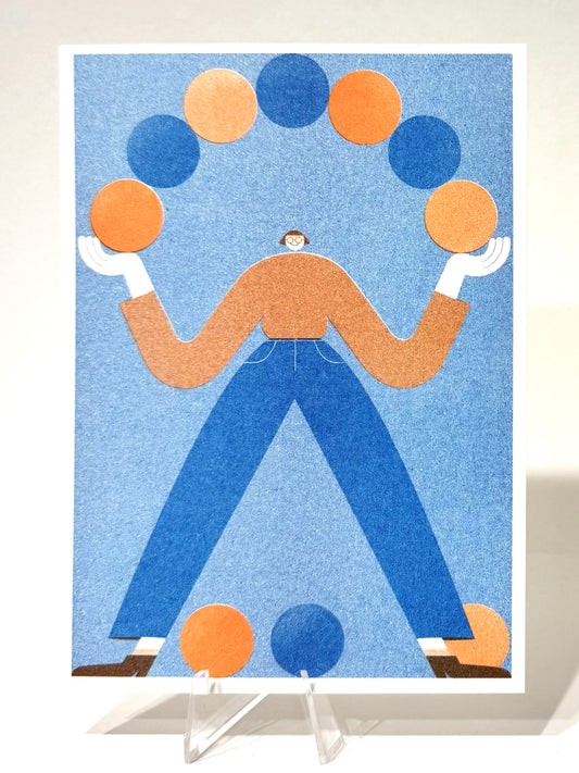 Riso Druck von Anne Albert, Titel „You can do it“. Reduzierte, illustrative Darstellung einer Person mit Brille, stehend und Bälle haltend/jonglierend. Einige Bälle liegen am Boden. Hintergrund in hellem Blau, Bildelemente gedruckt in blau und orange, Risoprint auf Papier , erhältlich bei What The Artist made