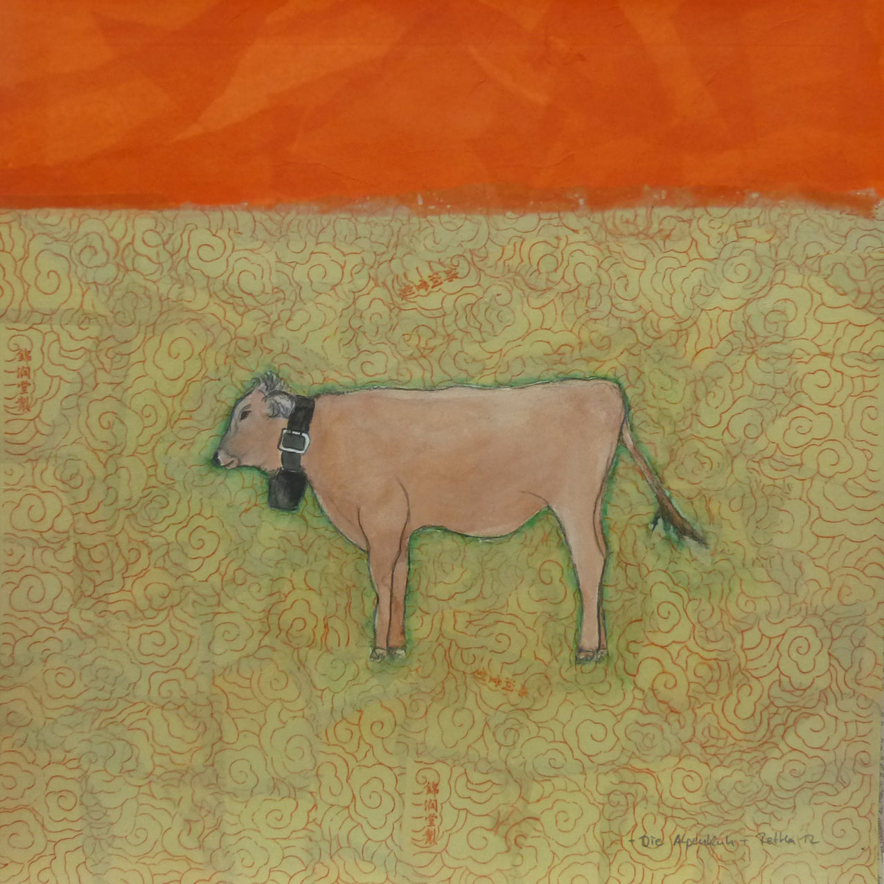 Original Malerei Mischtechnik / Collage und Zeichnung von Beret Hamann, Titel „Die Alpenkuh“ – Kuh auf  Collage asiatischer Muster, Hintergrund in Orange, Titel und Signatur unten rechts, erhältlich bei Galerie Waldbach - What The Artist Made