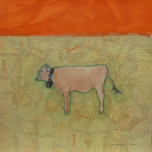Original Malerei Mischtechnik / Collage und Zeichnung von Beret Hamann, Titel „Die Alpenkuh“ – Kuh auf  Collage asiatischer Muster, Hintergrund in Orange, Titel und Signatur unten rechts, erhältlich bei Galerie Waldbach - What The Artist Made