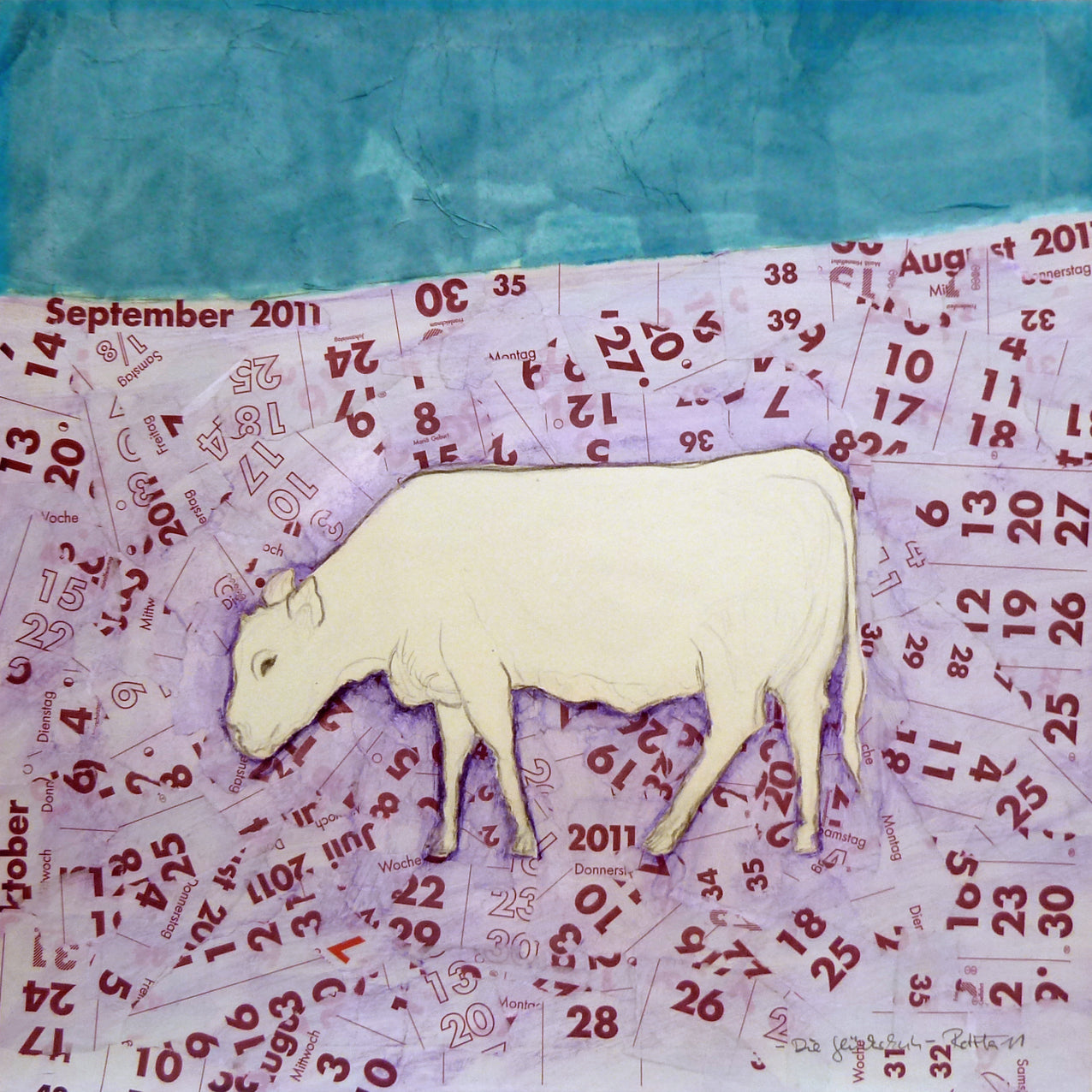 Original Malerei Mischtechnik / Collage und Zeichnung von Beret Hamann, Titel „Die Glückskuh“ – weiße Kuh auf Collage, Kalenderblätter-Muster, fliederfarben und blau, Titel und Signatur unten rechts, erhältlich bei Galerie Waldbach - What The Artist Made