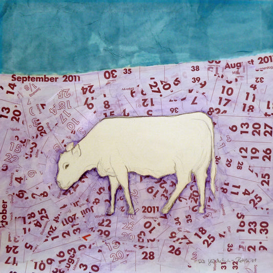 Original Malerei Mischtechnik / Collage und Zeichnung von Beret Hamann, Titel „Die Glückskuh“ – weiße Kuh auf Collage, Kalenderblätter-Muster, fliederfarben und blau, Titel und Signatur unten rechts, erhältlich bei Galerie Waldbach - What The Artist Made