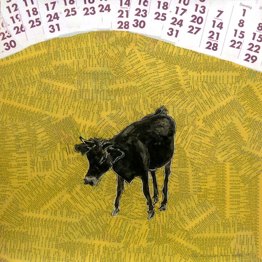Original Malerei Mischtechnik / Collage und Zeichnung von Beret Hamann, Titel „Die schwarze Kuh“ – Kuh auf  gelber Collage aus Adressbuch, im Hintergrund Collage aus Kalenderblättern, Titel und Signatur unten rechts, erhältlich bei Galerie Waldbach - What The Artist Made