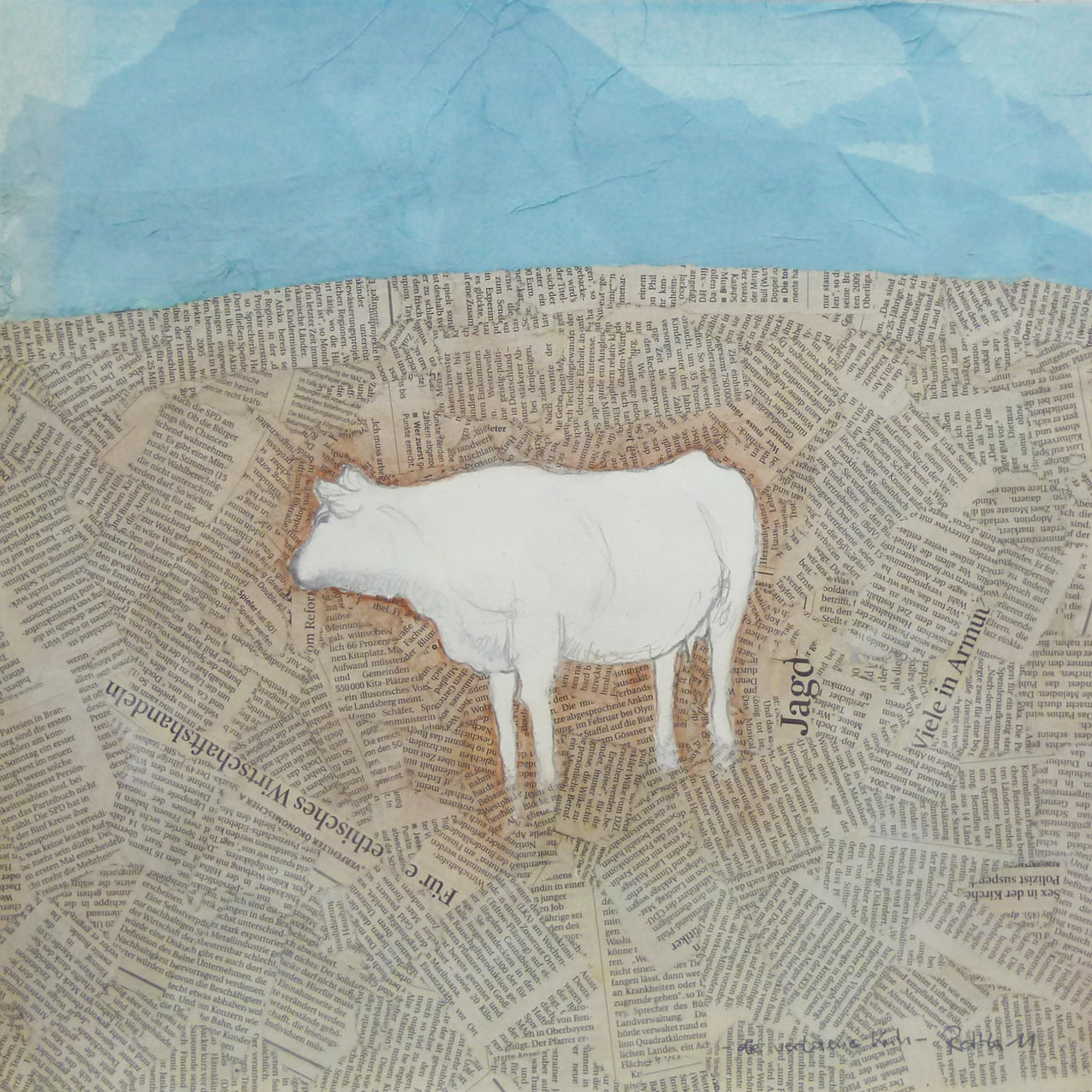 Original Malerei Mischtechnik / Collage und Zeichnung von Beret Hamann, Titel „Die verlorene Kuh“ – weiße Kuh auf Collage aus Zeitungspapier, hellblauer Hintergrund, Titel und Signatur unten rechts, erhältlich bei Galerie Waldbach - What The Artist Made