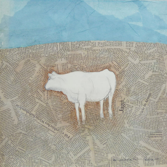 Original Malerei Mischtechnik / Collage und Zeichnung von Beret Hamann, Titel „Die verlorene Kuh“ – weiße Kuh auf Collage aus Zeitungspapier, hellblauer Hintergrund, Titel und Signatur unten rechts, erhältlich bei Galerie Waldbach - What The Artist Made