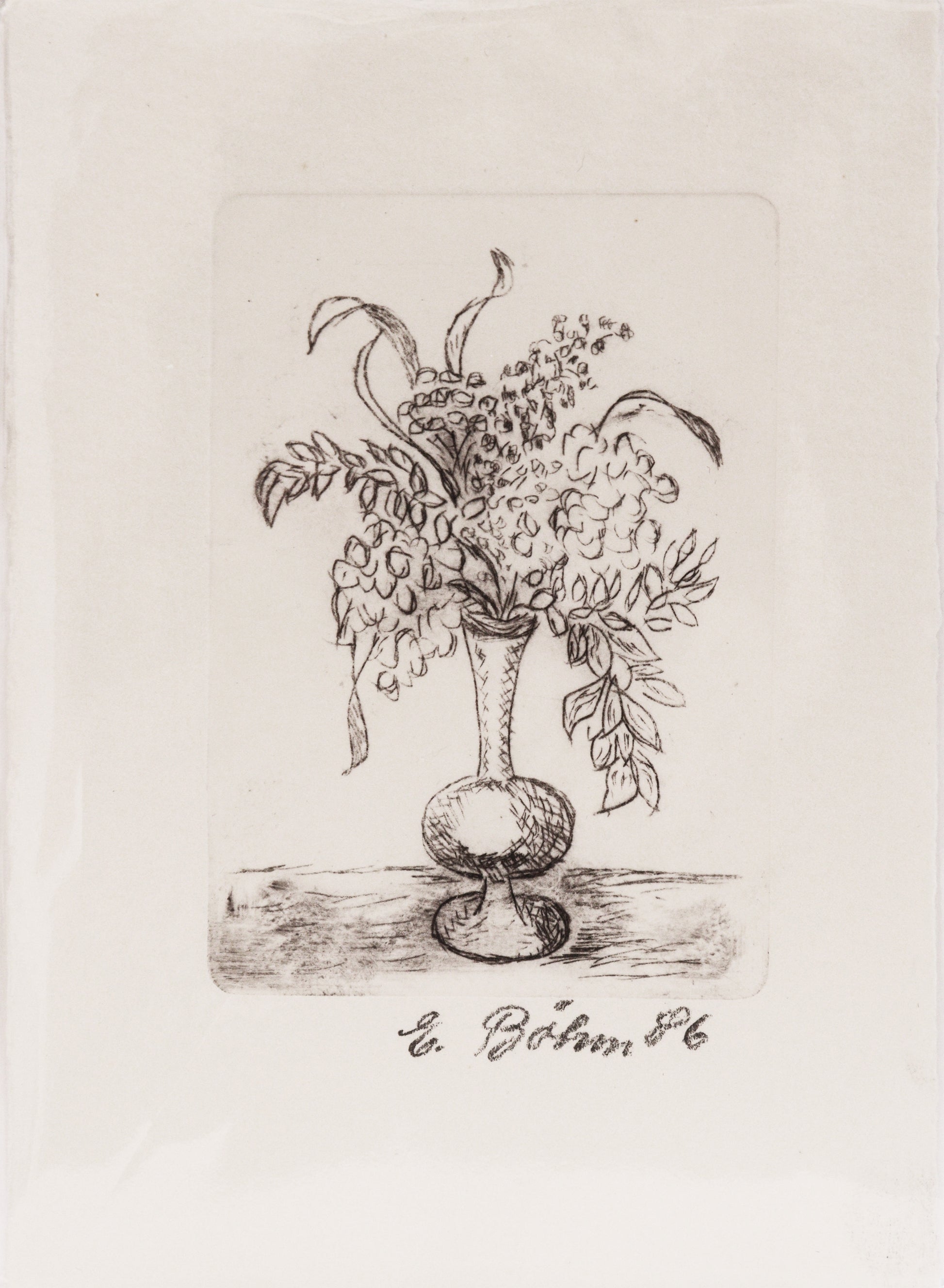 Radierung, signiert von E./C. Böhm 86,  – Radierung auf Büttenpapier mit Büttenrand, Stillleben mit Vase, Unten rund mit schmalem Hals, daraus ein großes Bouquet ragend mit Blättern und Blüten. Die Vase steht auf einem angedeuteten Grund. Unterhalb der Radierung Signatur und vermutlich Jahreszahl (86). Erhältlich bei Galerie Waldbach - What The Artist Made