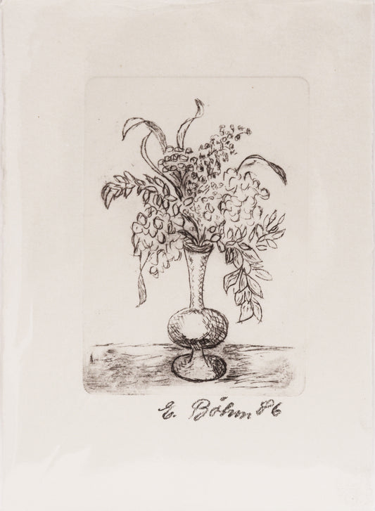Radierung, signiert von E./C. Böhm 86,  – Radierung auf Büttenpapier mit Büttenrand, Stillleben mit Vase, Unten rund mit schmalem Hals, daraus ein großes Bouquet ragend mit Blättern und Blüten. Die Vase steht auf einem angedeuteten Grund. Unterhalb der Radierung Signatur und vermutlich Jahreszahl (86). Erhältlich bei Galerie Waldbach - What The Artist Made