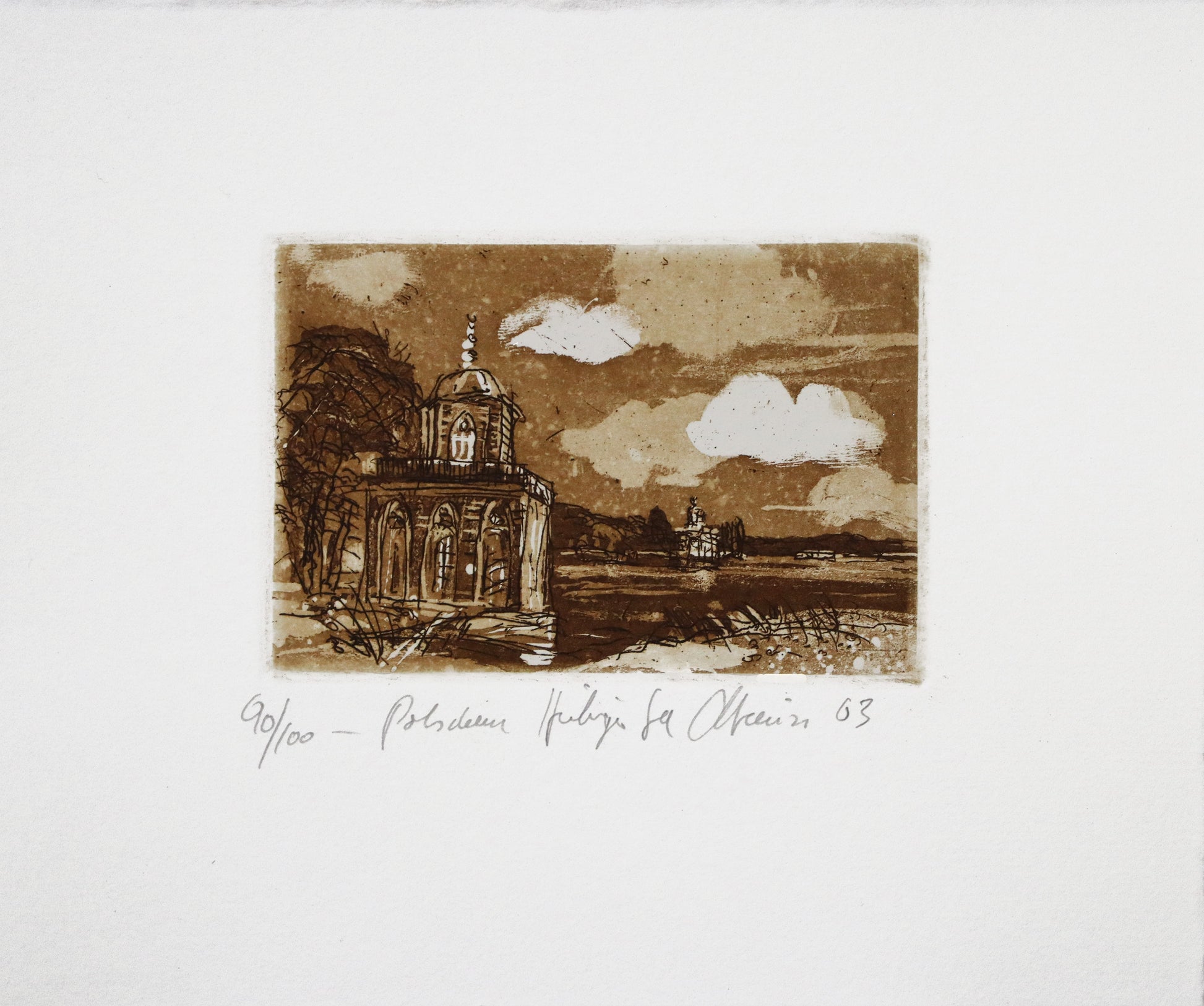 Radierung, signiert von Christian Heinze, Titel „Potsdam Heiliger See“ –  Farbige Radierung, Büttenpapier mit Büttenrand, Blick auf die Gotische Bibliothek und See, Parklandschaft und Marmorpalais im Hintergrund. Unten am Bildrand der Bildtitel und Signatur. In Sepiatönen - erhältlich bei Galerie Waldbach - What The Artist Made