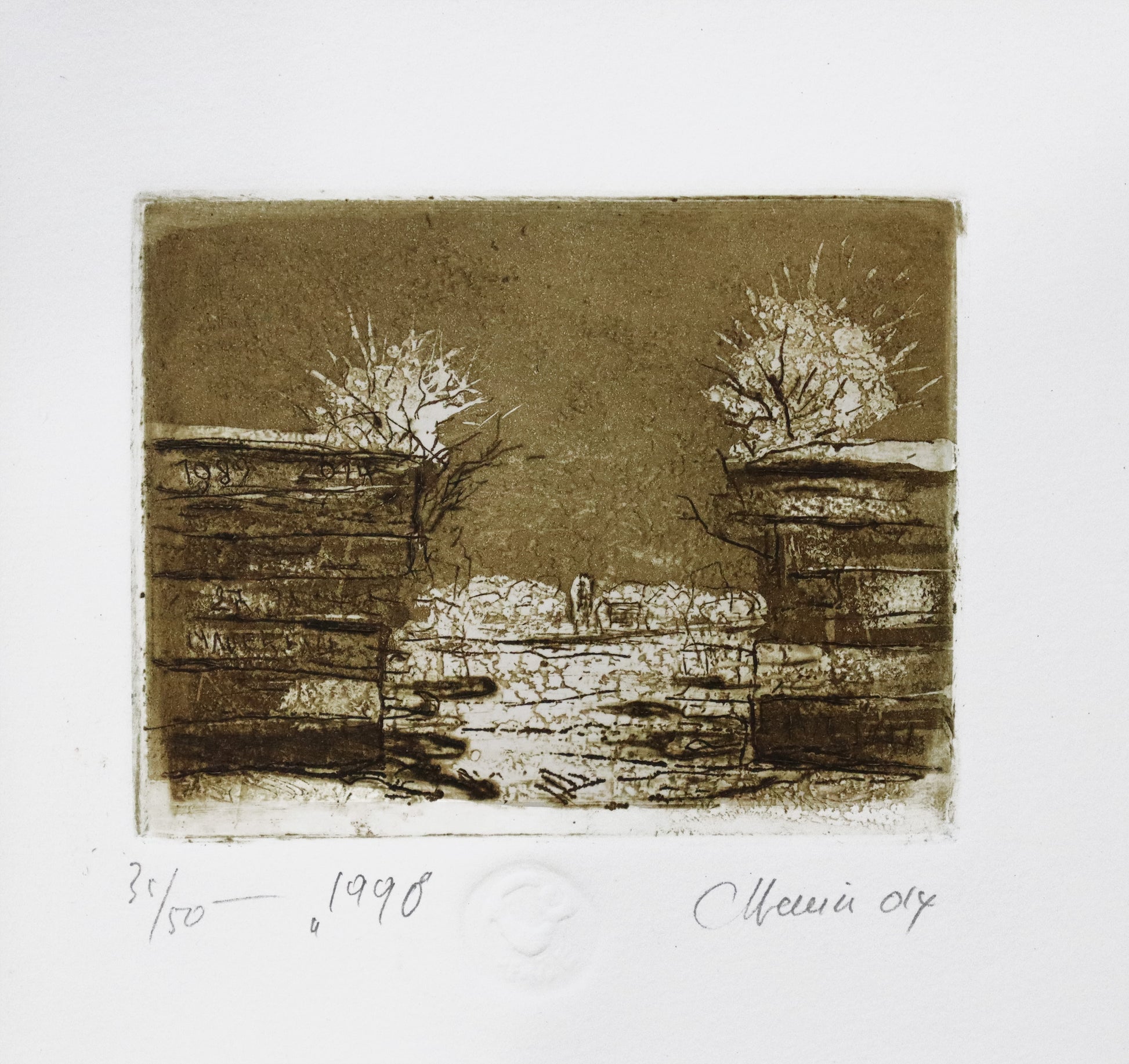 Radierung, signiert von Christian Heinze, Titel „1998“ –  Farbige Radierung, Büttenpapier mit Büttenrand, Blick auf ein Mauersegment mit Jahreszahlen (1989-2014) und  Sicht auf Parklandschaft mit zwei Bäumen. Unten am Bildrand der Bildtitel und Signatur. In Sepiatönen - erhältlich bei Galerie Waldbach - What The Artist made