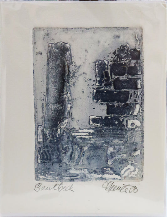 Radierung von Christian Heinze, Titel "Baalbek" auf Büttenpapier mit Büttenrand. Darstellung einer Säule und Mauerreste aus der Stadt im Libanon. Gehalten in Blautönen, mit reliefartigen Prägungen und Strukturen auf dem Papier, Erhältlich bei Galerie Waldbach - What The Artist Made