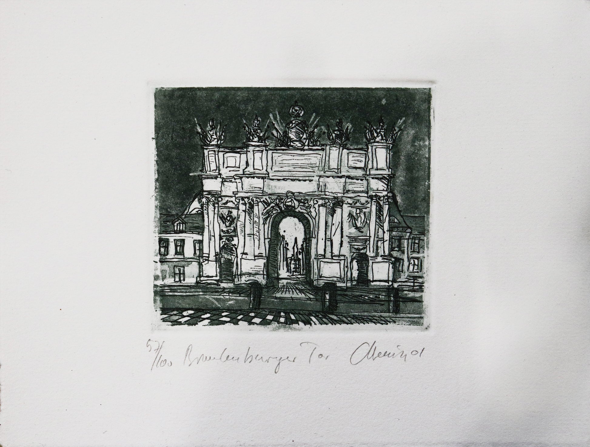 Radierung, signiert von Christian Heinze, Titel „Brandenburger  Tor“ –  Büttenpapier mit Büttenrand, Blick zum Brandenburger Tor im Potsdam, vom Luisenplatz aus, Potsdamer historische Architektur. Unten am Bildrand der Bildtitel und Signatur. Farbton graublau - erhältlich bei Galerie Waldbach - What The Artist Made