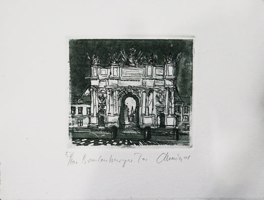 Radierung, signiert von Christian Heinze, Titel „Brandenburger  Tor“ –  Büttenpapier mit Büttenrand, Blick zum Brandenburger Tor im Potsdam, vom Luisenplatz aus, Potsdamer historische Architektur. Unten am Bildrand der Bildtitel und Signatur. Farbton graublau - erhältlich bei Galerie Waldbach - What The Artist Made