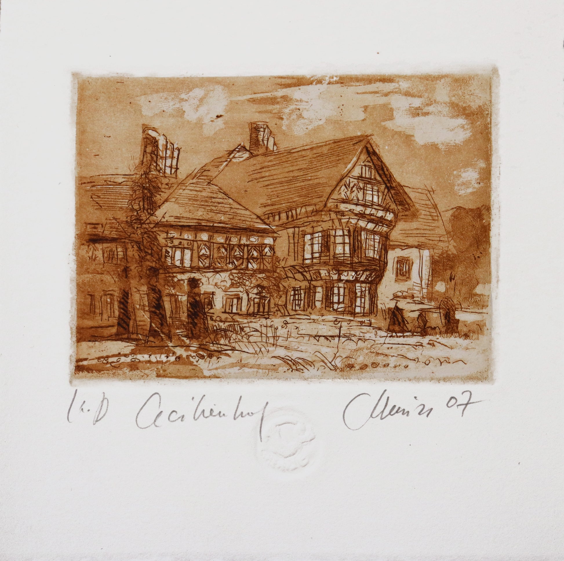 Radierung, signiert von Christian Heinze, Titel „Cecilienhof“ –  Farbige Radierung, Büttenpapier mit Büttenrand, Blick auf  einen Teil des Schlosses Cecilienhof in Potsdam, Fachwerkarchitektur im Tudorstil. Unten am Bildrand der Bildtitel, Prägeemblem und Signatur. In Sepiatönen - erhältlich bei Galerie Waldbach - What The Artist Made