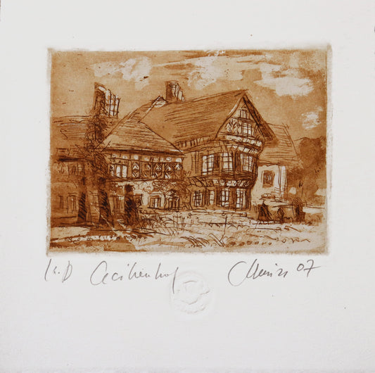 Radierung, signiert von Christian Heinze, Titel „Cecilienhof“ –  Farbige Radierung, Büttenpapier mit Büttenrand, Blick auf  einen Teil des Schlosses Cecilienhof in Potsdam, Fachwerkarchitektur im Tudorstil. Unten am Bildrand der Bildtitel, Prägeemblem und Signatur. In Sepiatönen - erhältlich bei Galerie Waldbach - What The Artist Made